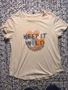 Women’s Medium Old Navy Cream Cotton Short Sleeve Nature Graphic T Shirt